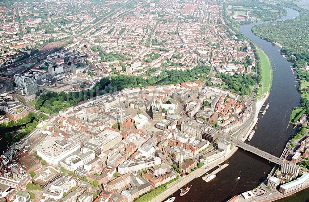 Luftaufnahme - Stadtzentrum mit der Altstadt von Bremen. Ort: Bremen Datum: 30.05.2003