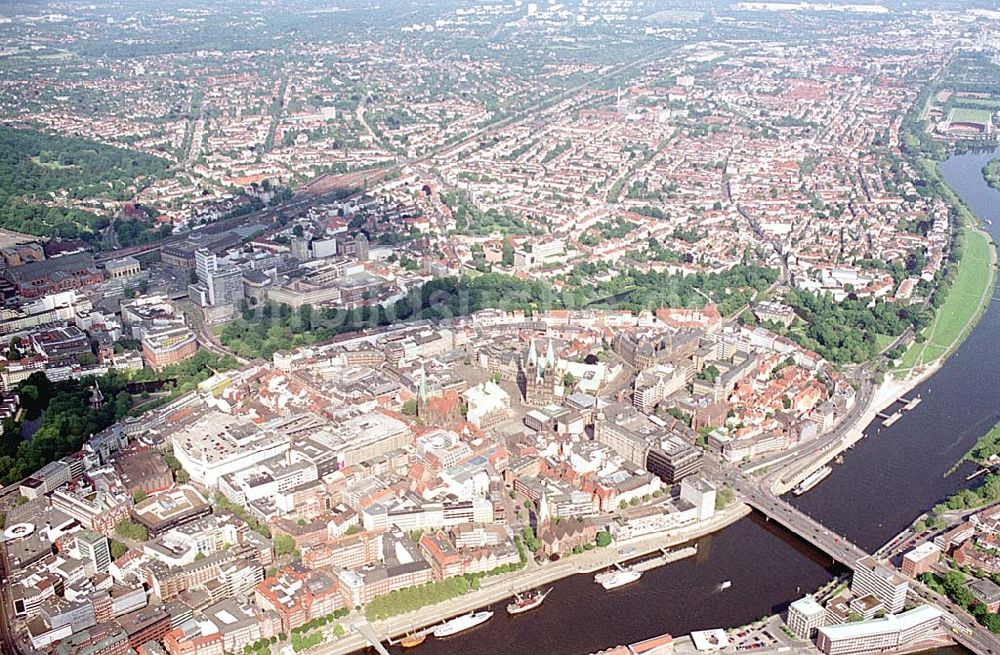  von oben - Stadtzentrum mit der Altstadt von Bremen. Ort: Bremen Datum: 30.05.2003