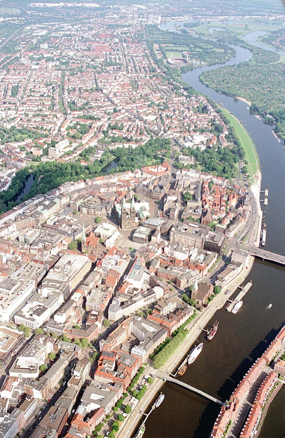  aus der Vogelperspektive: Stadtzentrum mit der Altstadt von Bremen. Ort: Bremen Datum: 30.05.2003