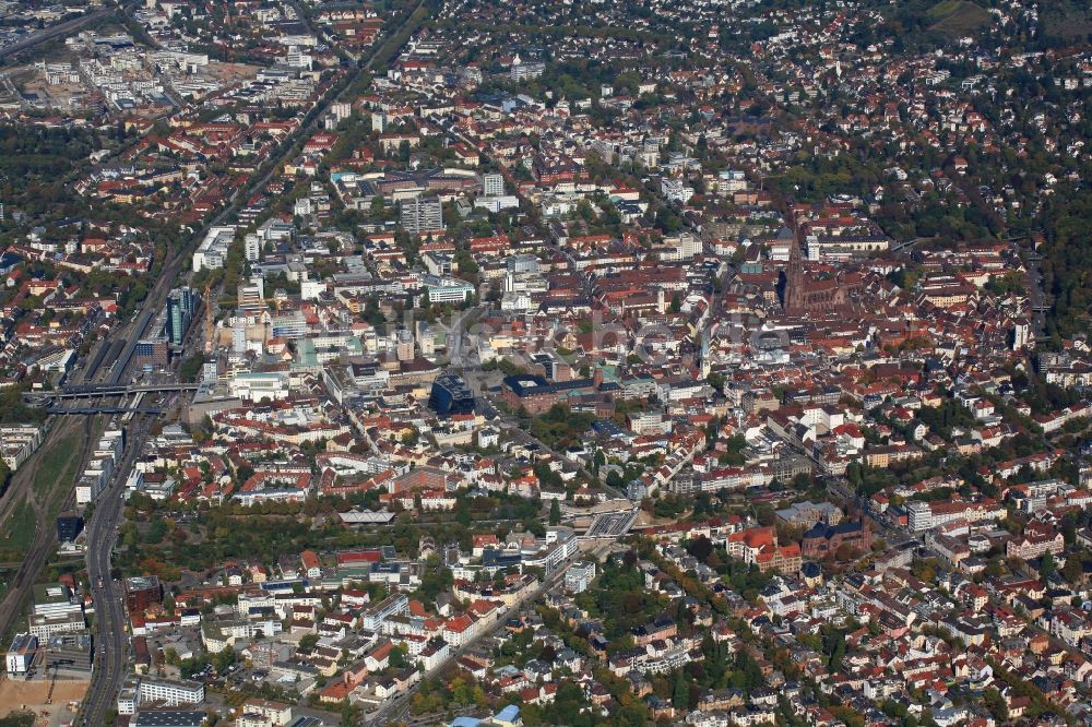 Freiburg im Breisgau von oben - Stadtzentrum und Altstadt mit Münster im Innenstadtbereich in Freiburg im Breisgau im Bundesland Baden-Württemberg, Deutschland