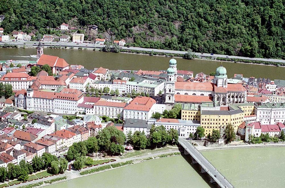 Luftaufnahme Passau/ Bayern - Stadtzentrum und Altstadt von Passau an der Donau in Bayern.