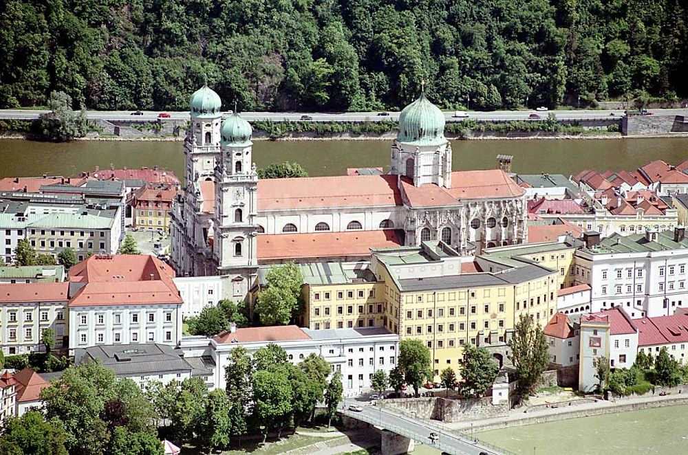 Passau/ Bayern von oben - Stadtzentrum und Altstadt von Passau an der Donau in Bayern.