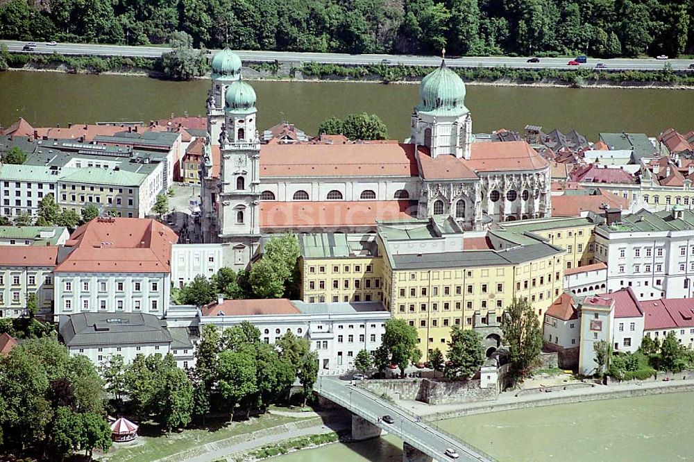 Passau/ Bayern aus der Vogelperspektive: Stadtzentrum und Altstadt von Passau an der Donau in Bayern.