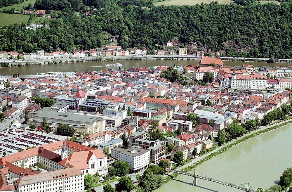 Luftaufnahme Passau/ Bayern - Stadtzentrum und Altstadt von Passau an der Donau in Bayern.