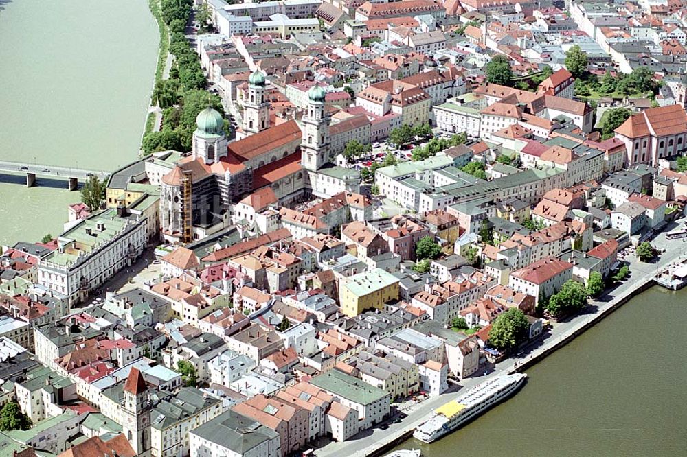 Luftaufnahme Passau/ Bayern - Stadtzentrum und Altstadt von Passau an der Donau in Bayern.