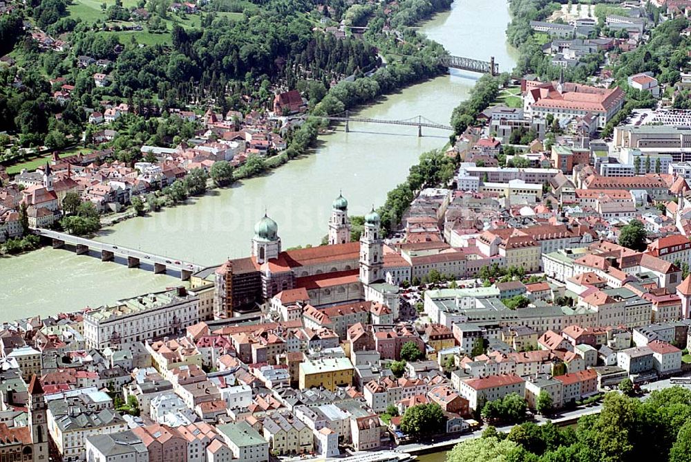 Passau/ Bayern von oben - Stadtzentrum und Altstadt von Passau an der Donau in Bayern.