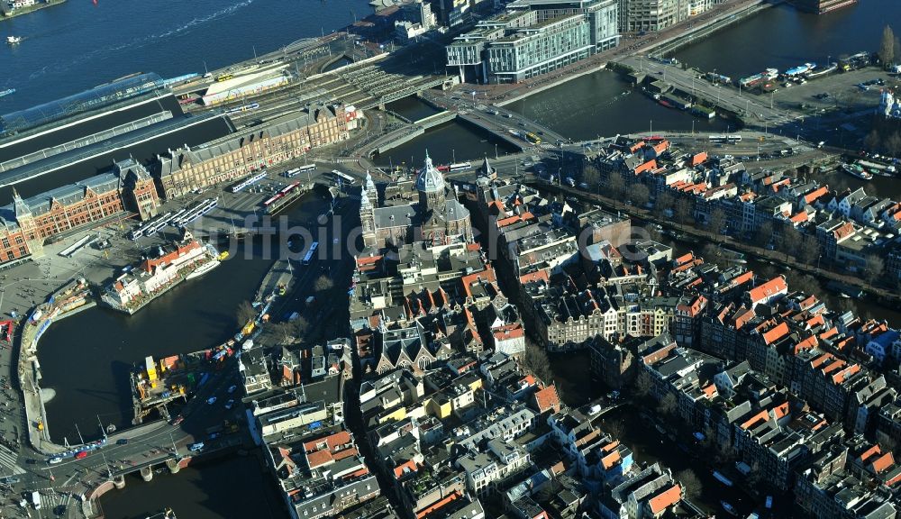 Luftbild Amsterdam - Stadtzentrum von Amsterdam am Hauptbahnhof und Hafengelände der Landeshauptstadt der Niederlande