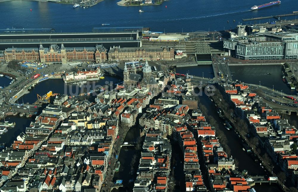 Amsterdam von oben - Stadtzentrum von Amsterdam am Hauptbahnhof und Hafengelände der Landeshauptstadt der Niederlande