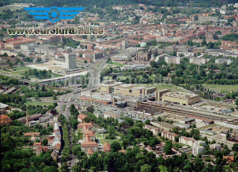 Potsdam aus der Vogelperspektive: Stadtzentrum mit dem Bahnhof Potsdam - Stadt mit Einkaufs- und Dienstleistungszentrum