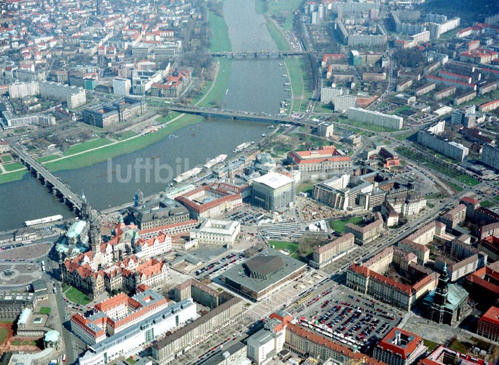 Dresden von oben - Stadtzentrum mit der Baustelle zum Wiederaufbau der Frauenkirche in Dredsen.