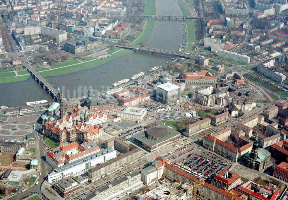 Dresden aus der Vogelperspektive: Stadtzentrum mit der Baustelle zum Wiederaufbau der Frauenkirche in Dredsen.