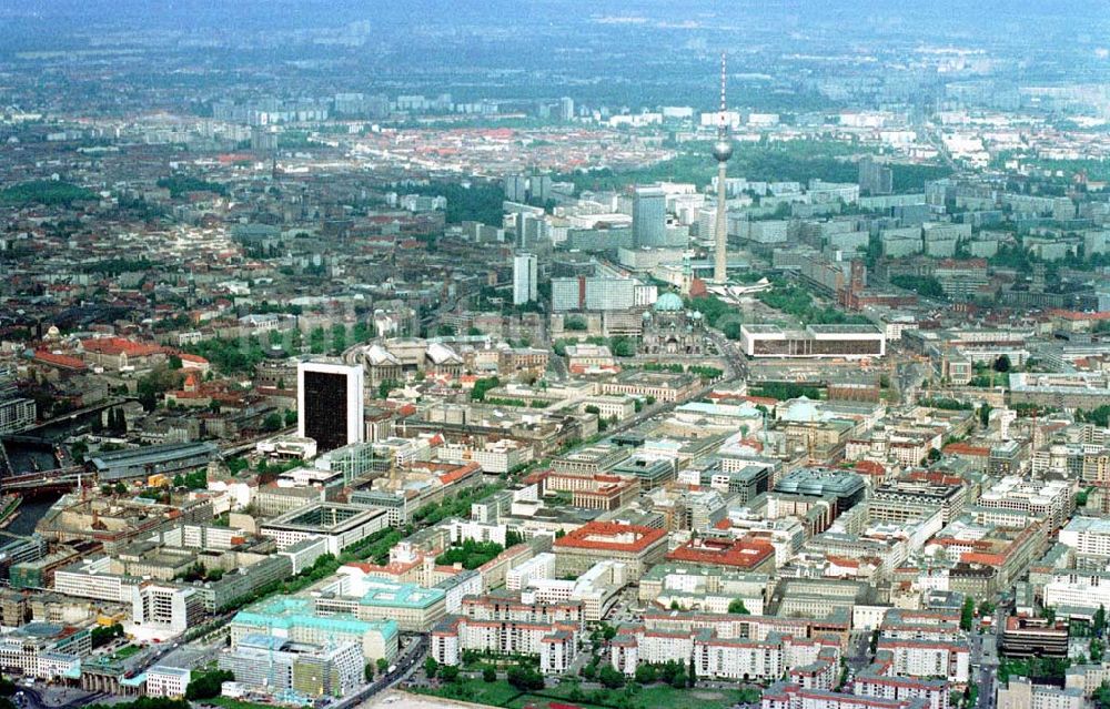 Luftbild Berlin - Stadtzentrum im Bereich der Friedrichstraße.