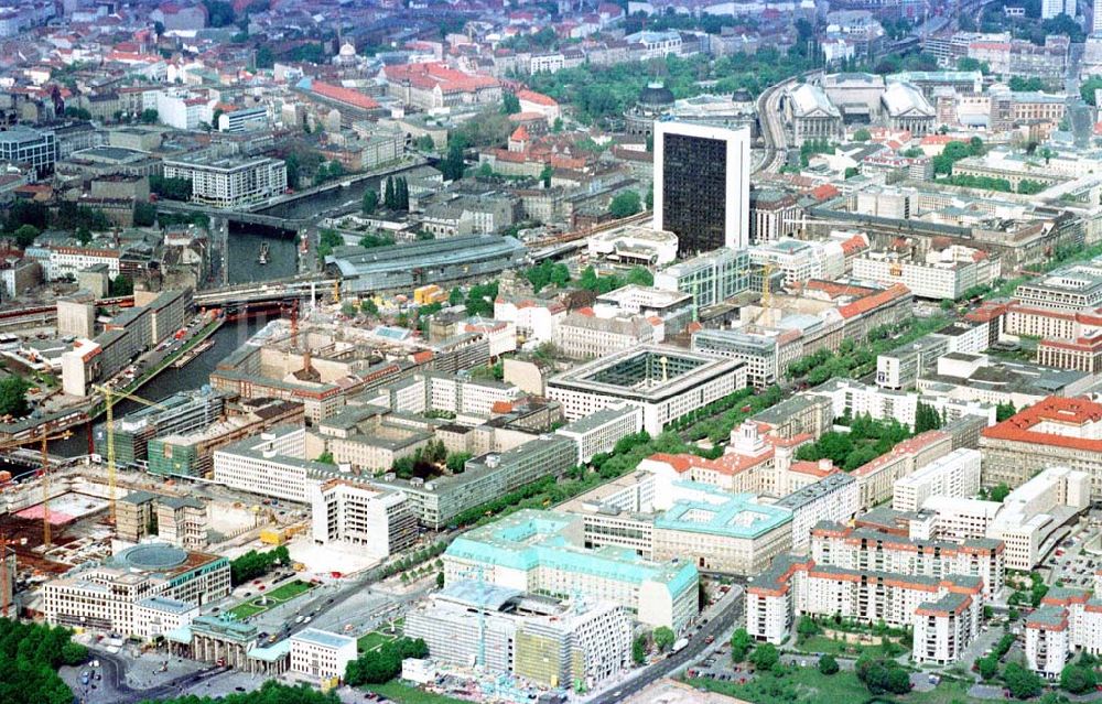 Luftaufnahme Berlin - Stadtzentrum im Bereich der Friedrichstraße.