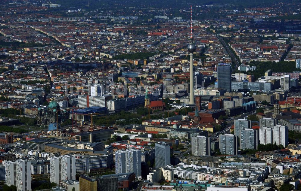 Berlin aus der Vogelperspektive: Stadtzentrum von Berlin mit Fernsehturm und Rotem Rathaus 