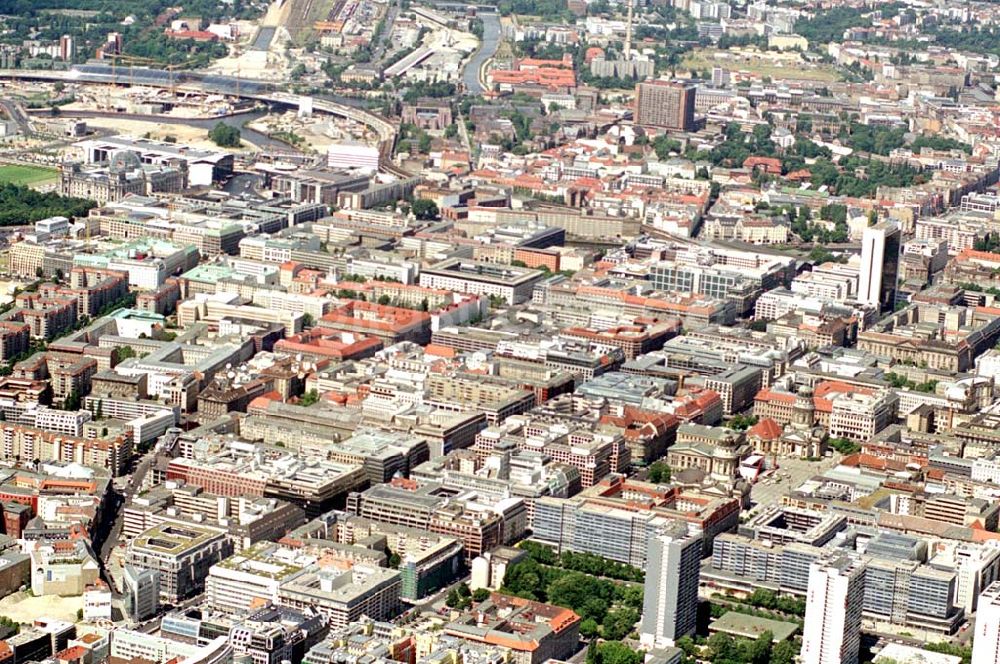 Luftaufnahme Berlin - Stadtzentrum von Berlin - Mitte im Bereich der Friedrichstraße.