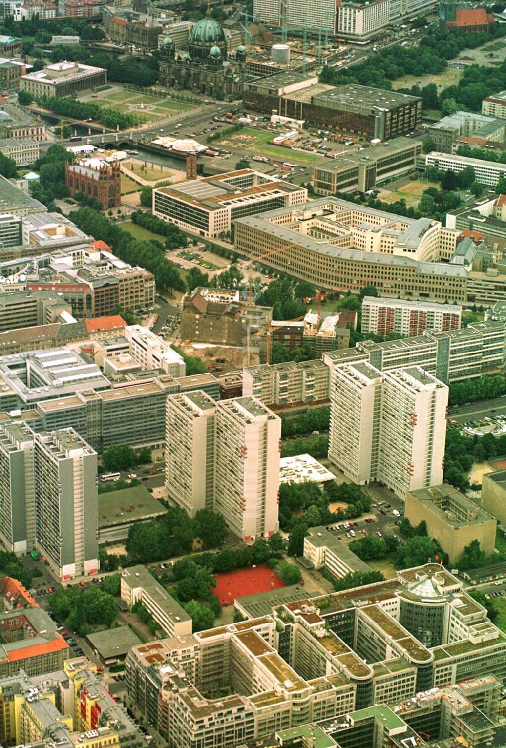 Luftaufnahme Berlin - 29.06.02 Stadtzentrum von Berlin - Mitte im Bereich der Leipziger Straße.