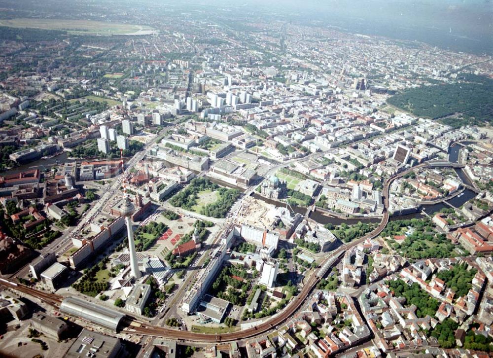 Berlin aus der Vogelperspektive: Stadtzentrum von Berlin - Mitte am Berliner Fernsehturm.