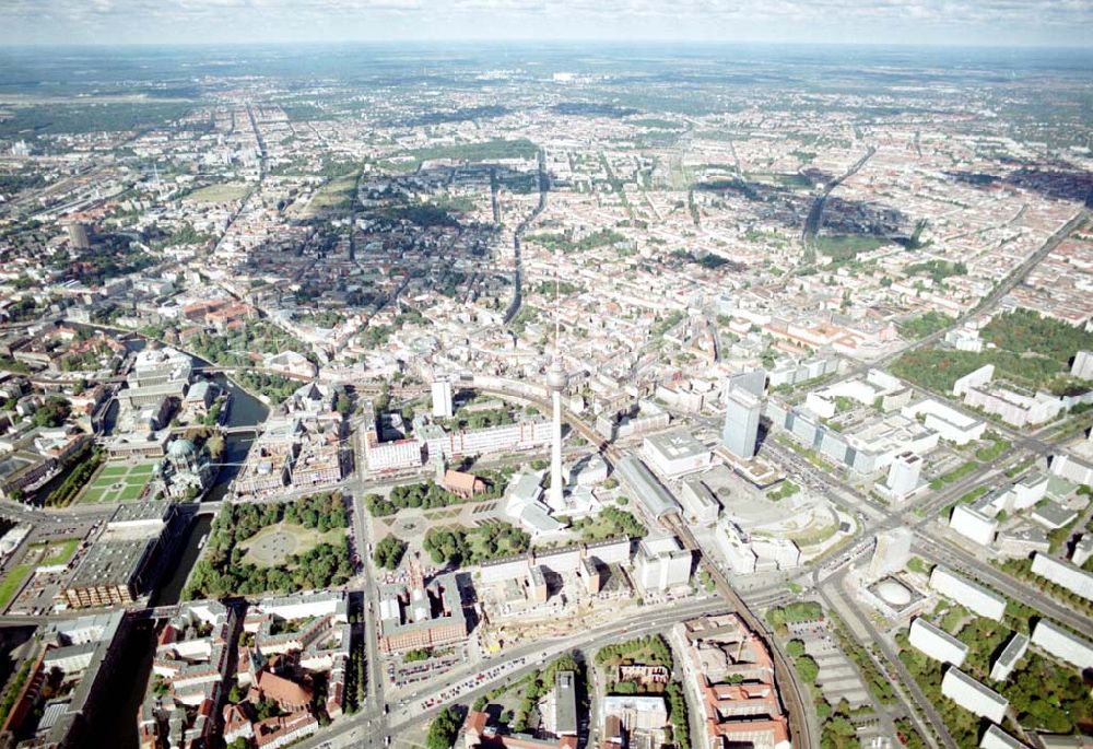 Berlin - Friedrichshain von oben - Stadtzentrum von Berlin - Mitte am Berliner Fernsehturm