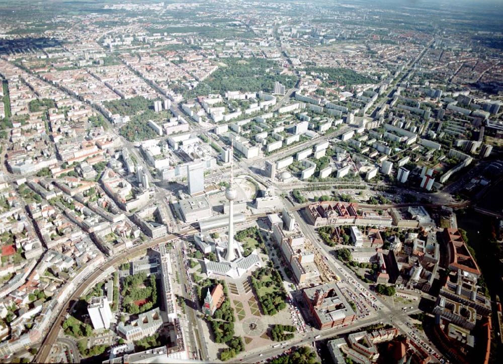 Berlin - Friedrichshain aus der Vogelperspektive: Stadtzentrum von Berlin - Mitte am Berliner Fernsehturm