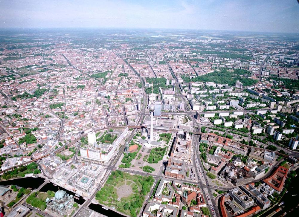 Luftaufnahme Berlin - Stadtzentrum von Berlin - Mitte mit dem Fernsehturm.