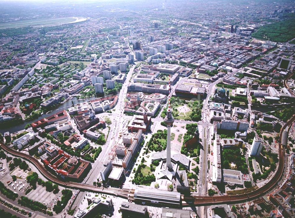 Berlin von oben - Stadtzentrum von Berlin - Mitte mit dem Fernsehturm.