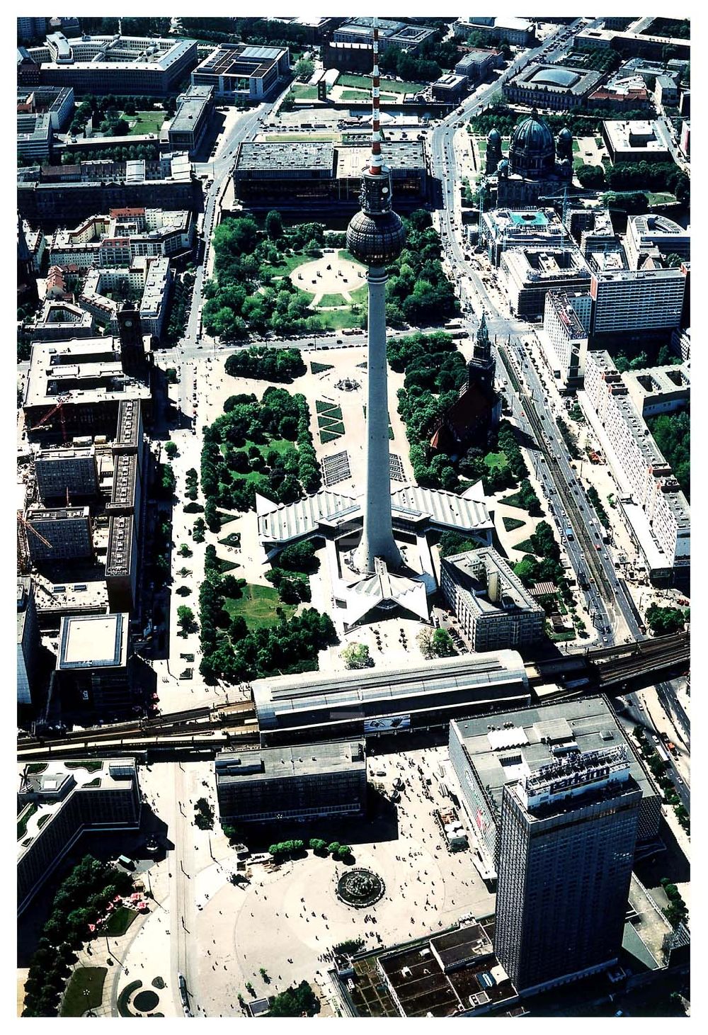 Luftbild Berlin - Stadtzentrum von Berlin - Mitte mit dem Fernsehturm.07.05.2003