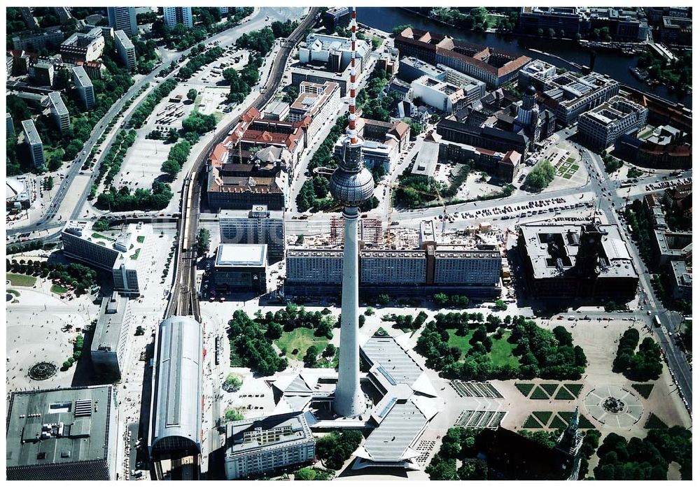 Luftaufnahme Berlin - Stadtzentrum von Berlin - Mitte mit dem Fernsehturm.07.05.2003