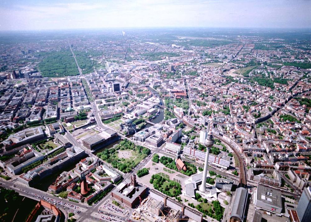 Luftbild Berlin - Stadtzentrum von Berlin - Mitte mit dem Fernsehturm.