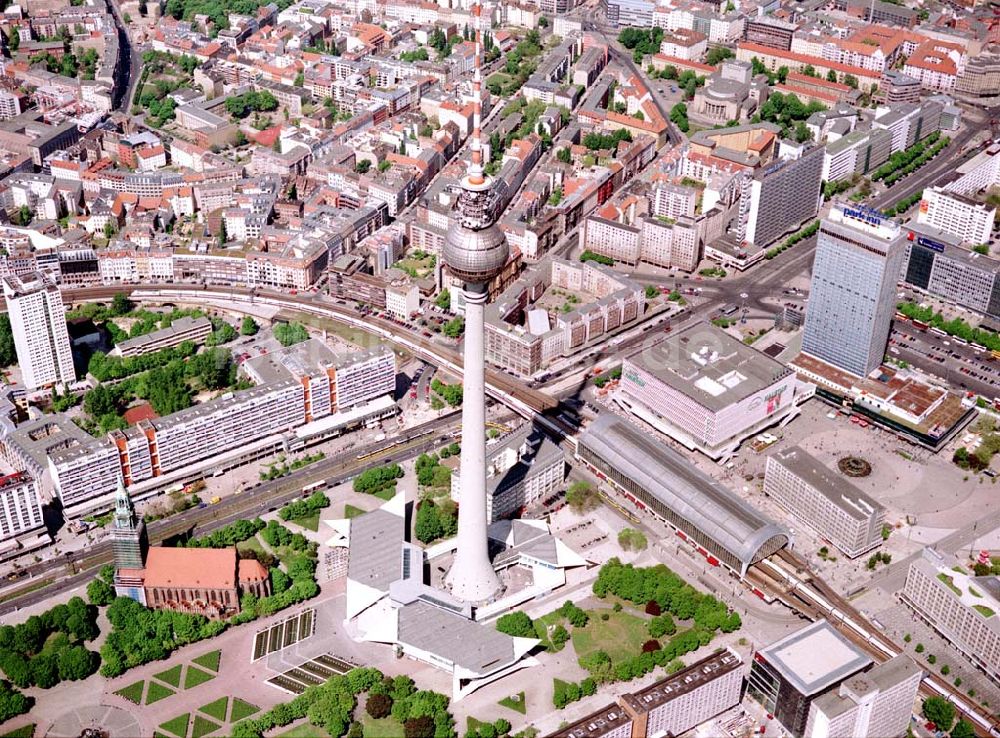 Luftaufnahme Berlin - Stadtzentrum von Berlin - Mitte mit dem Fernsehturm.