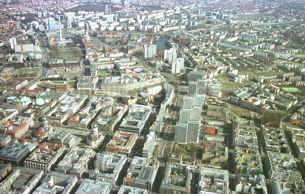 Berlin- Mitte aus der Vogelperspektive: Stadtzentrum von Berlin - Mitte mit der Friedrichstraße und der Baustelle Charlottenstraße 68-71 der BEOS Projektentwicklung GmbH