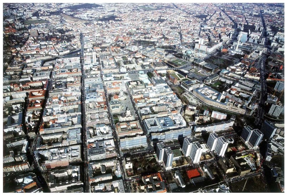 Luftbild Berlin- Mitte - Stadtzentrum von Berlin - Mitte mit der Friedrichstraße und der Baustelle Charlottenstraße 68-71 der BEOS Projektentwicklung GmbH