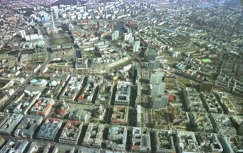 Luftaufnahme Berlin- Mitte - Stadtzentrum von Berlin - Mitte mit der Friedrichstraße und der Baustelle Charlottenstraße 68-71 der BEOS Projektentwicklung GmbH