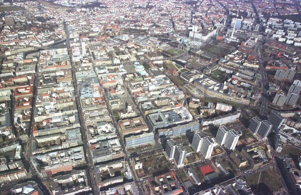 Berlin- Mitte aus der Vogelperspektive: Stadtzentrum von Berlin - Mitte mit der Friedrichstraße und der Baustelle Charlottenstraße 68-71 der BEOS Projektentwicklung GmbH