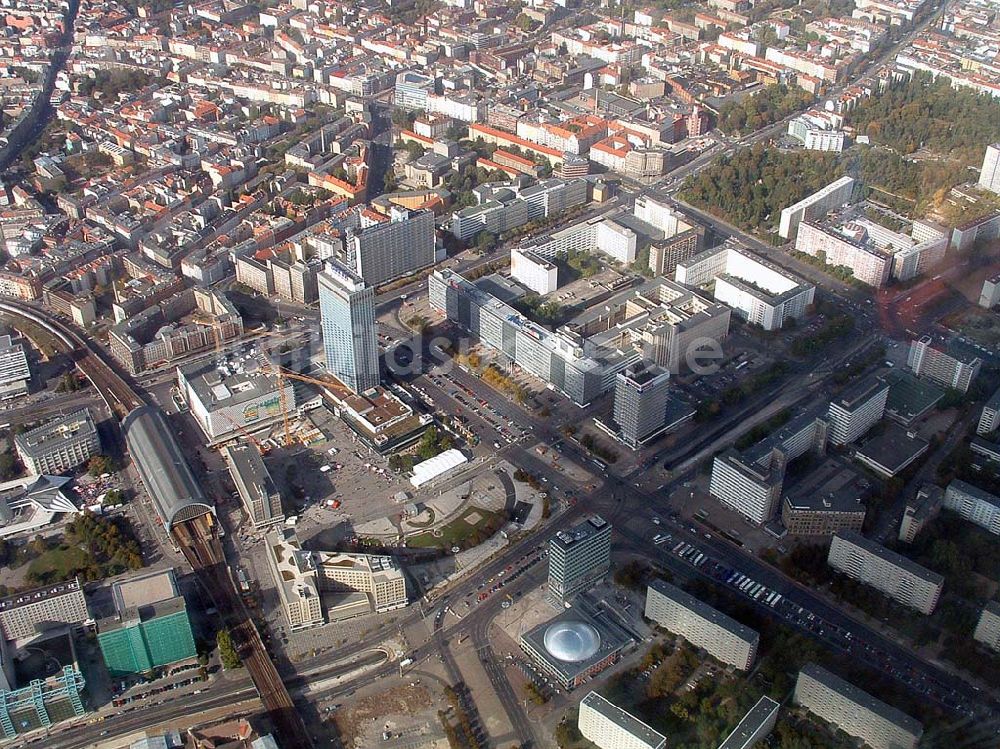 Berlin aus der Vogelperspektive: Stadtzentrum am Berliner Fernsehturm am Alexanderplatz in Berlin-Mitte.