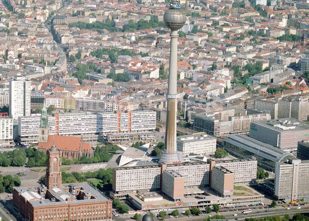 Berlin von oben - Stadtzentrum am Berliner Fernsehturm mit den Rathauspassagen..