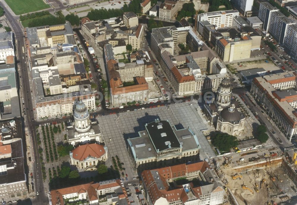 Berlin aus der Vogelperspektive: Stadtzentrum am Berliner Gendarmenmarkt in Berlin Mitte