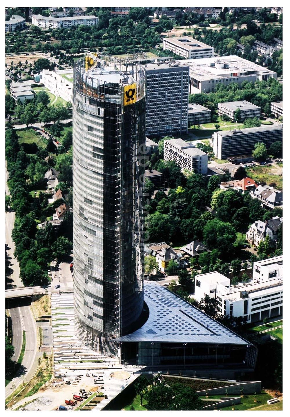 Bonn aus der Vogelperspektive: Stadtzentrum von Bonn mit dem neuerbauten Post-Tower, dem Sitz der Deutschen Post AG. Datum: 26.05.03