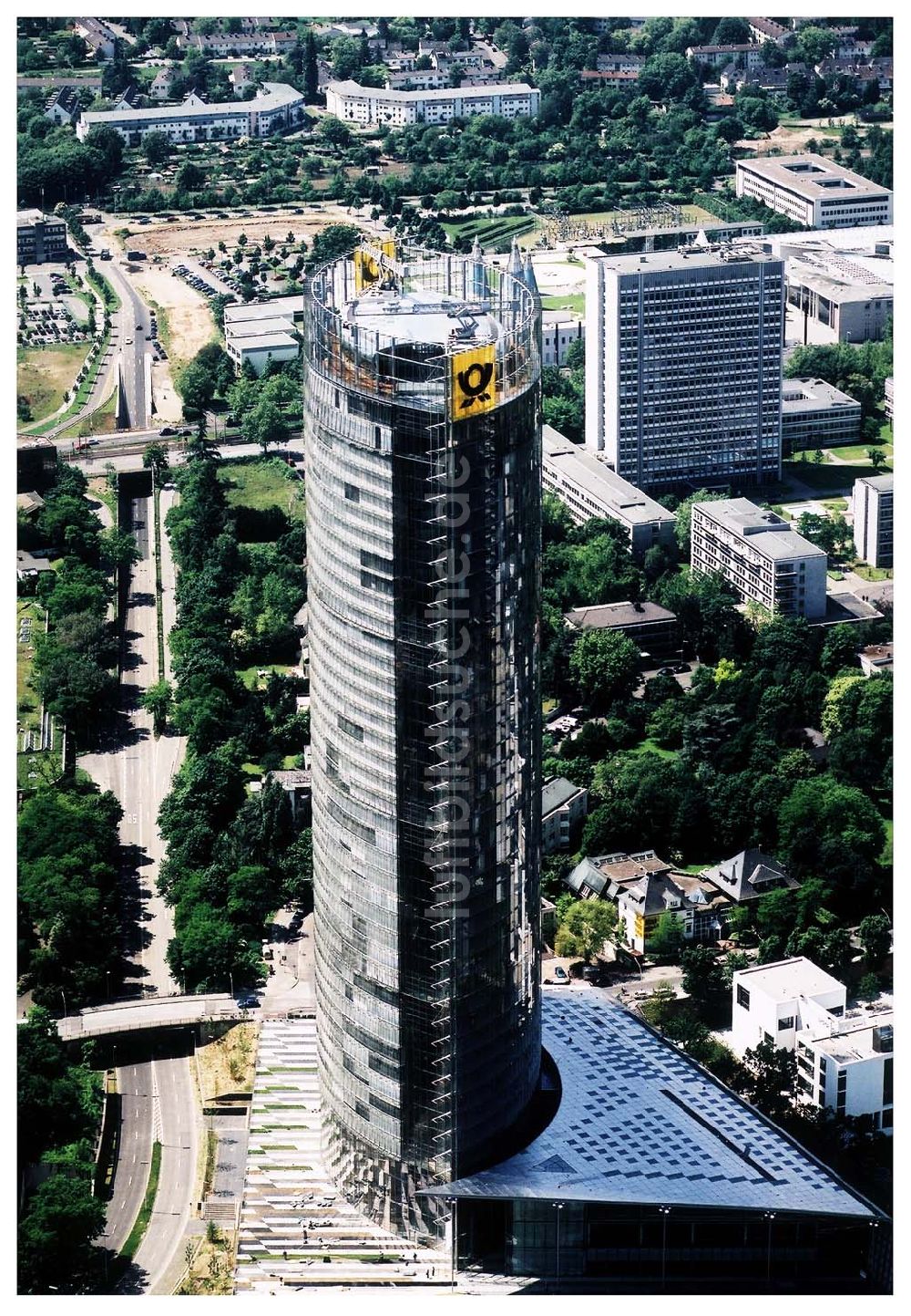 Luftbild Bonn - Stadtzentrum von Bonn mit dem neuerbauten Post-Tower, dem Sitz der Deutschen Post AG. Datum: 26.05.03