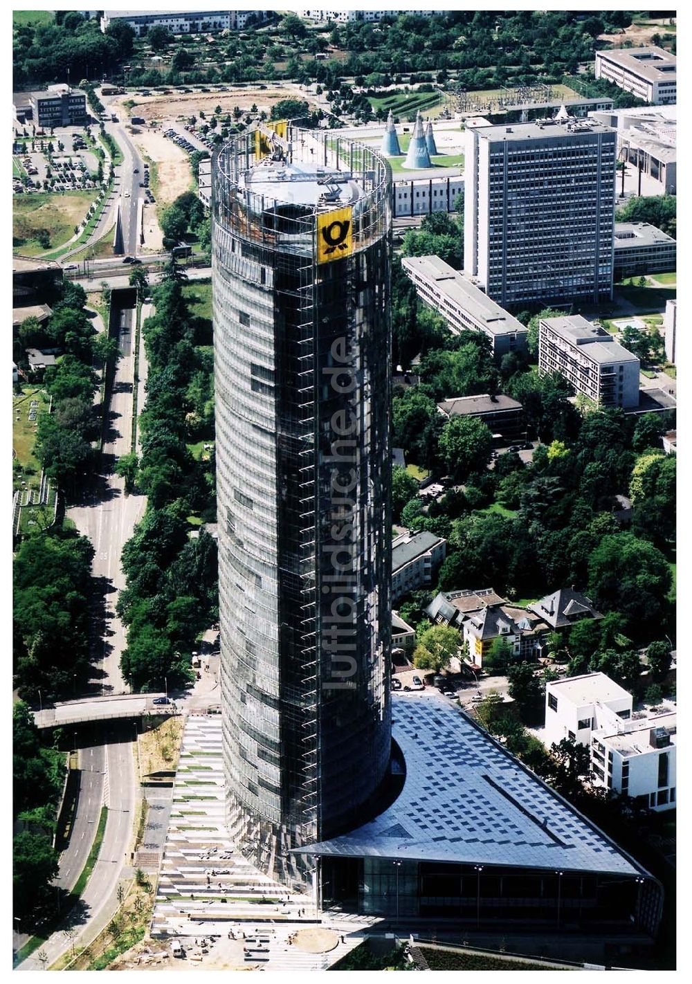 Luftaufnahme Bonn - Stadtzentrum von Bonn mit dem neuerbauten Post-Tower, dem Sitz der Deutschen Post AG. Datum: 26.05.03