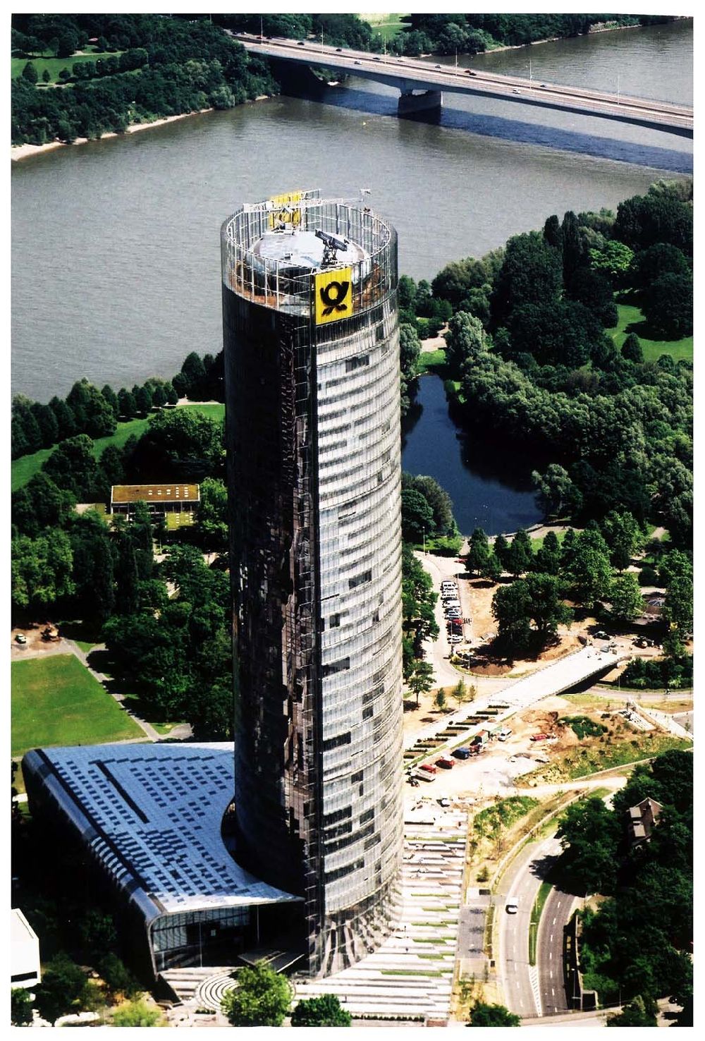 Bonn von oben - Stadtzentrum von Bonn mit dem neuerbauten Post-Tower, dem Sitz der Deutschen Post AG. Datum: 26.05.03