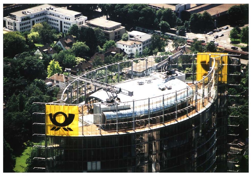 Bonn aus der Vogelperspektive: Stadtzentrum von Bonn mit dem neuerbauten Post-Tower, dem Sitz der Deutschen Post AG. Datum: 26.05.03