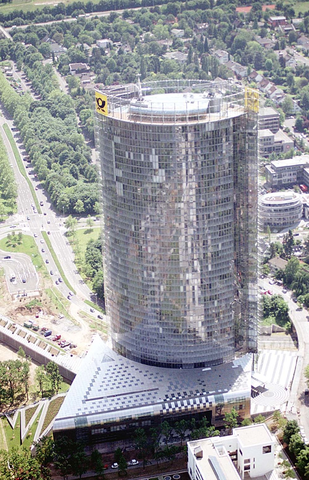 Luftbild Bonn - Stadtzentrum von Bonn mit dem neuerbauten Post-Tower, dem Sitz der Deutschen Post AG. Datum: 26.05.03