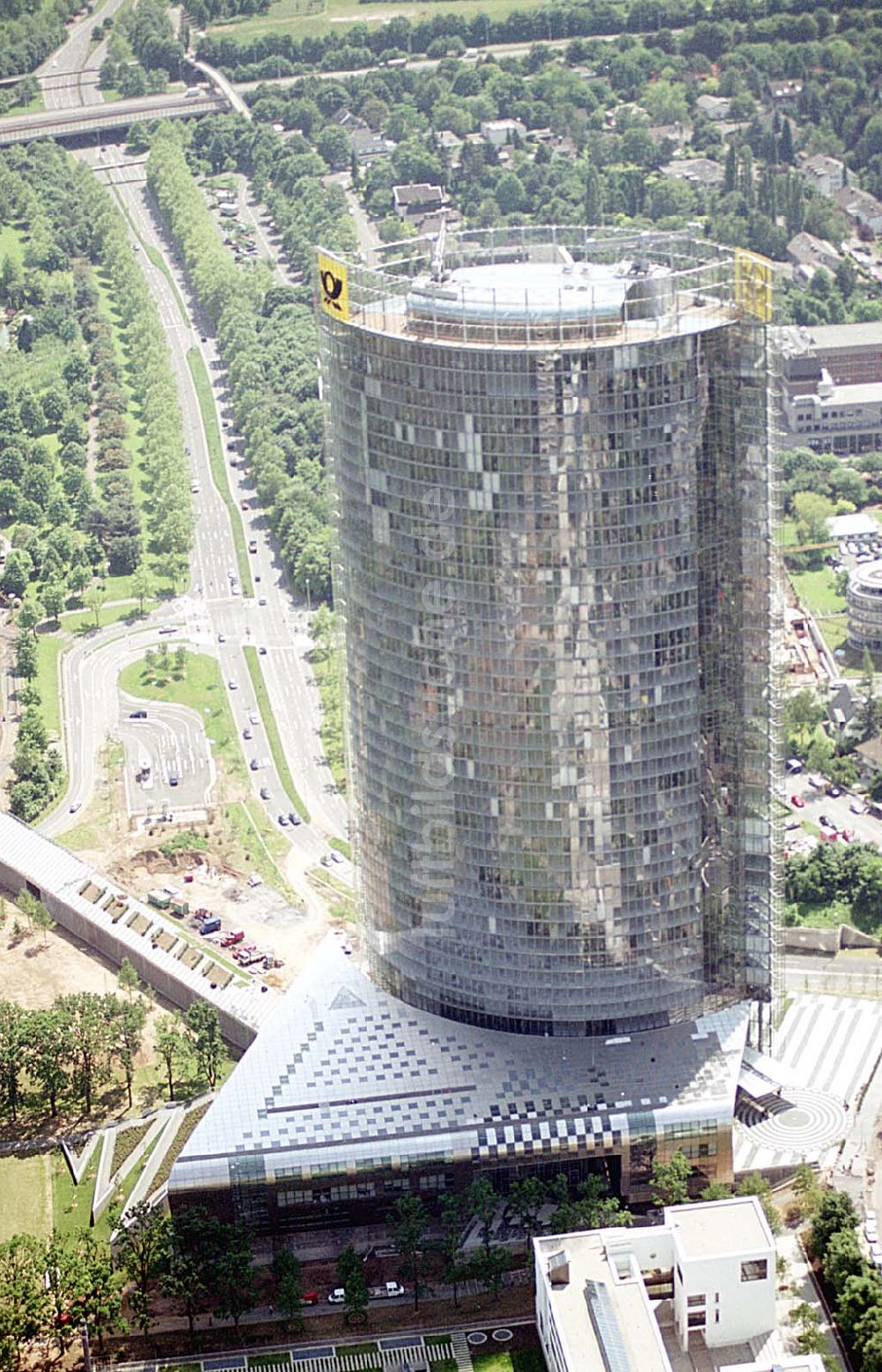 Luftaufnahme Bonn - Stadtzentrum von Bonn mit dem neuerbauten Post-Tower, dem Sitz der Deutschen Post AG. Datum: 26.05.03