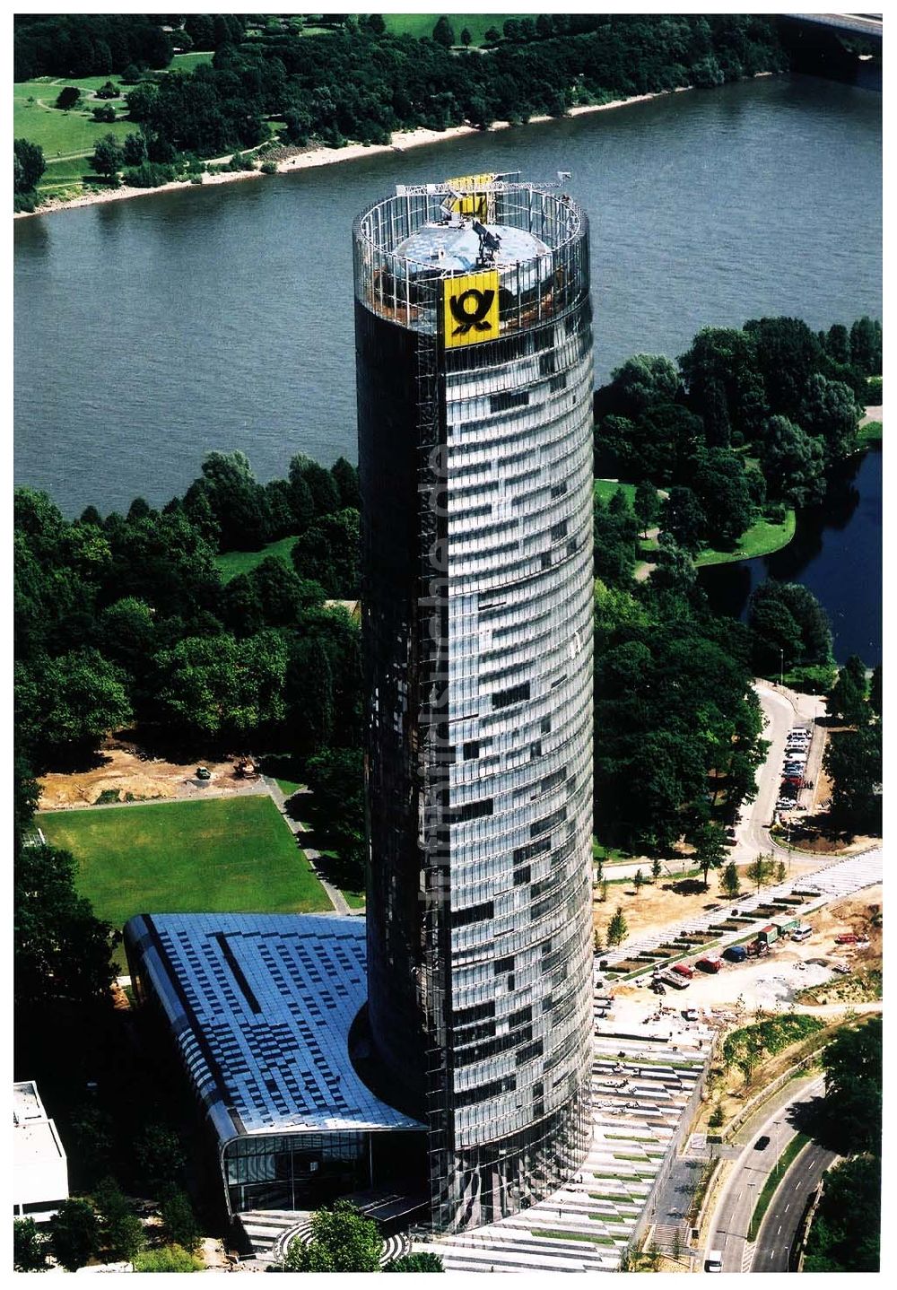 Bonn aus der Vogelperspektive: Stadtzentrum von Bonn mit dem neuerbauten Post-Tower, dem Sitz der Deutschen Post AG. Datum: 26.05.03