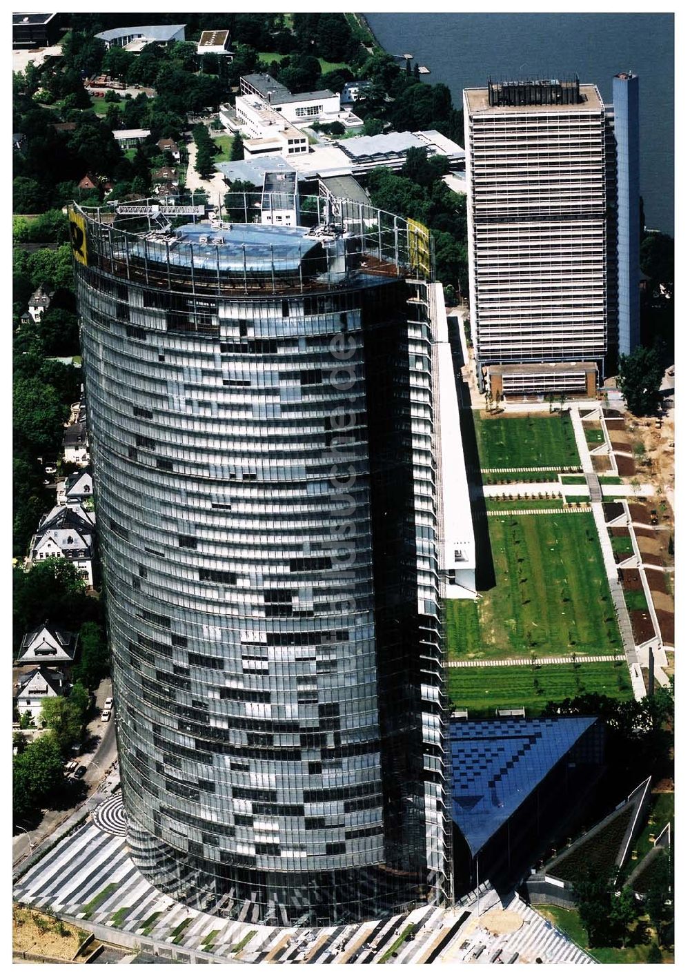 Luftbild Bonn - Stadtzentrum von Bonn mit dem neuerbauten Post-Tower, dem Sitz der Deutschen Post AG. Datum: 26.05.03