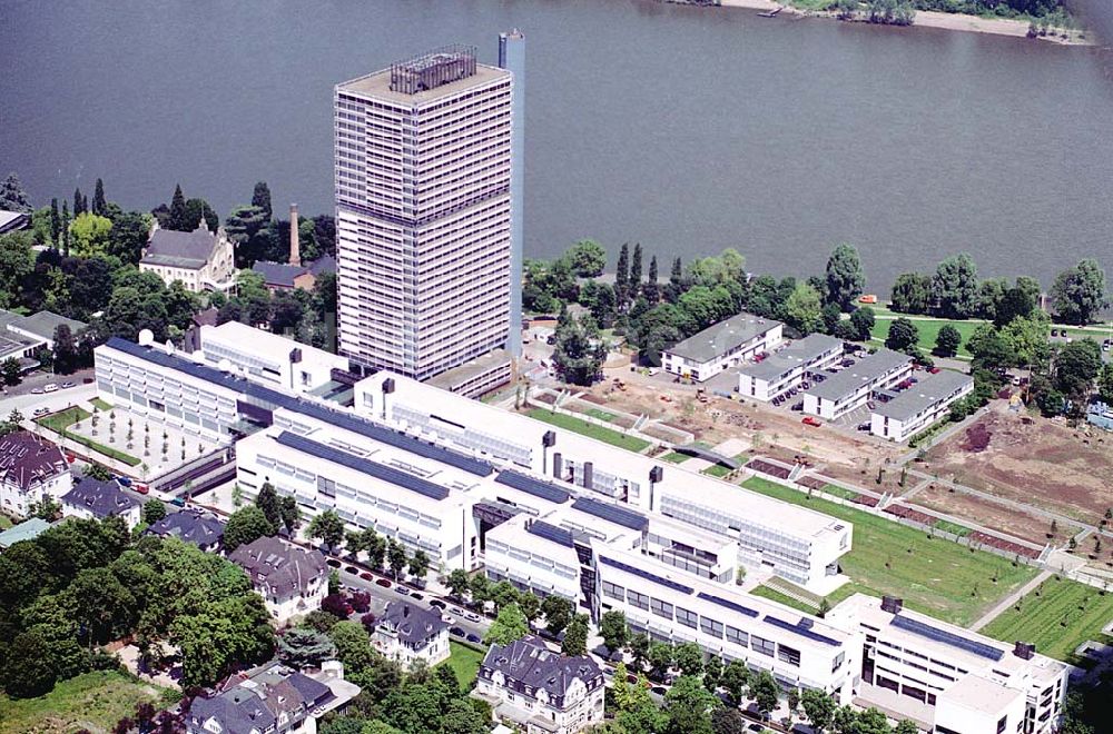 Luftaufnahme Bonn - Stadtzentrum von Bonn mit dem neuerbauten Post-Tower, dem Sitz der Deutschen Post AG. Datum: 26.05.03