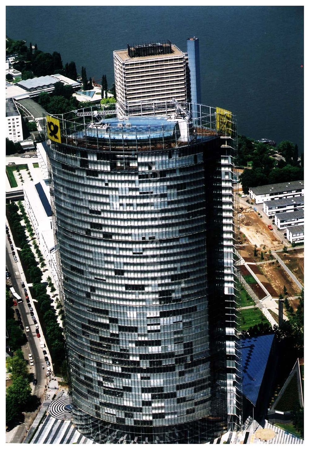 Bonn aus der Vogelperspektive: Stadtzentrum von Bonn mit dem neuerbauten Post-Tower, dem Sitz der Deutschen Post AG. Datum: 26.05.03