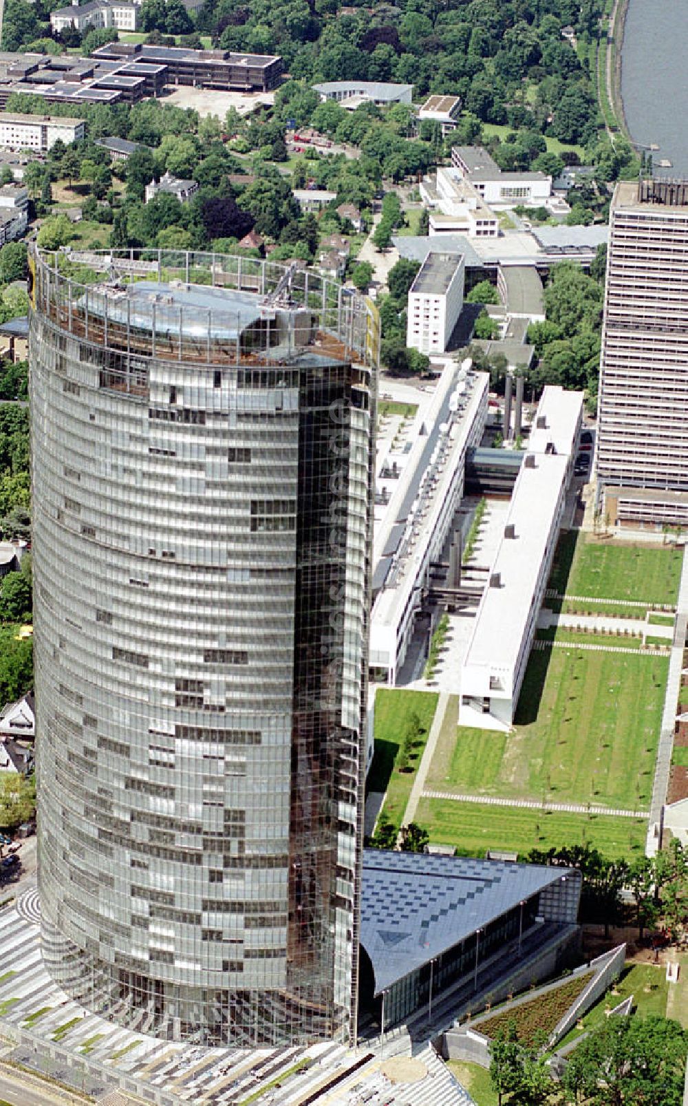 Luftaufnahme Bonn - Stadtzentrum von Bonn mit dem neuerbauten Post-Tower, dem Sitz der Deutschen Post AG. Datum: 26.05.03