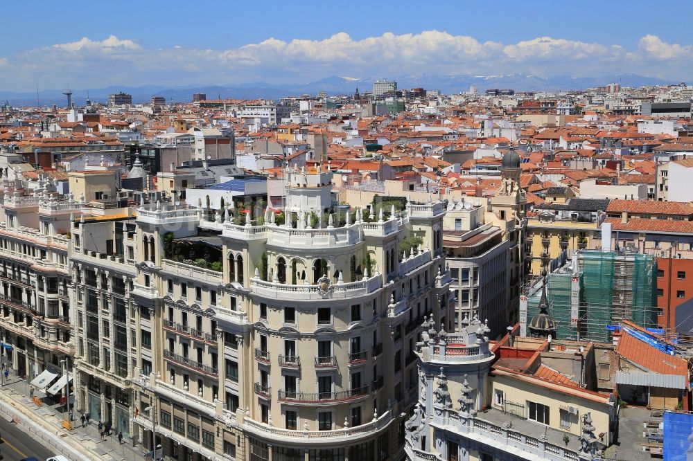 Luftaufnahme Madrid - Stadtzentrum und Dachflächen an der Calle Gran Via im Innenstadtbereich in Madrid in Comunidad de Madrid, Spanien