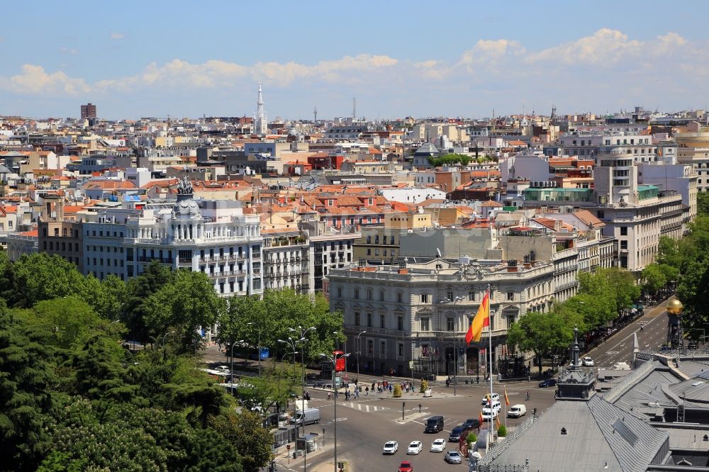 Madrid aus der Vogelperspektive: Stadtzentrum und Dachflächen im Innenstadtbereich an der Plaza Cibeles in Madrid in Comunidad de Madrid, Spanien